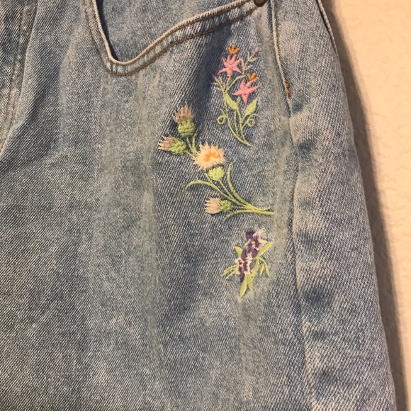 vtg high rise embroidered denim shorts - Picture 2 of 4